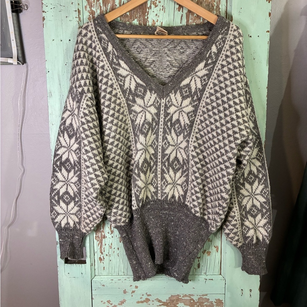 Mondi Gray and white V-Neck wool blend Sweater